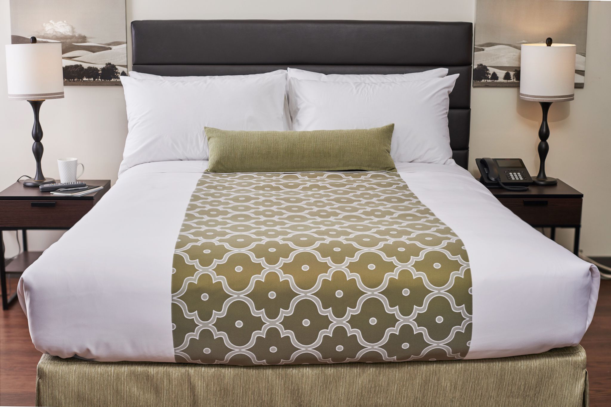Bed with Vela Uniti Top Sheet Moroccan Pattern in Vertical Placement Bed with Vela Uniti Top Sheet Moroccan Pattern in Vertical Placement