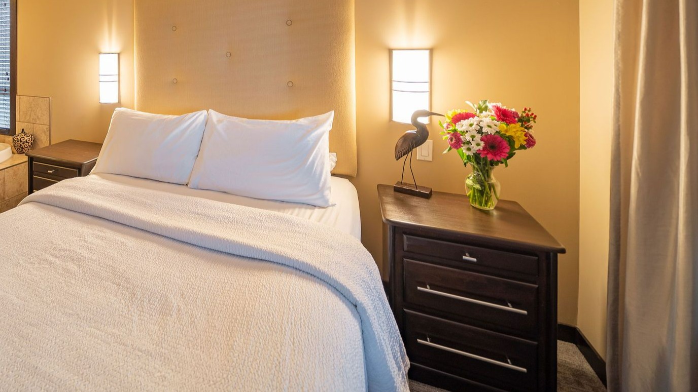 Sunrise Ridge Resort Parksville Bedroom with Billow Top Sheet | Eden Textile